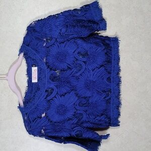 10563 FINAL PRICE Willa royal blue floral and lace S/S cropped blouse M